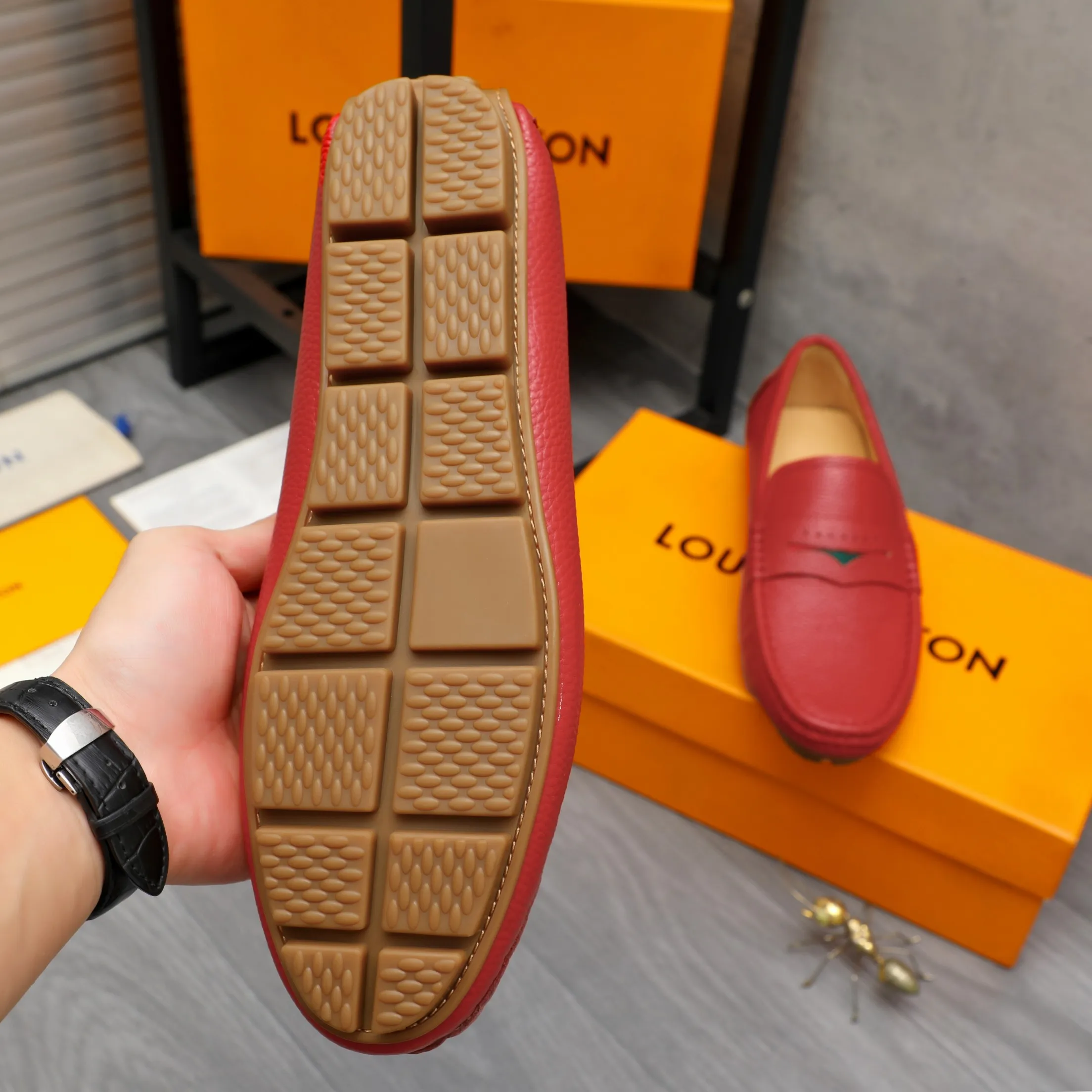 Men's shoes 💰360 Product trademark: LV "Louis Vuitton" casual slip-on men's shoes Regular size: 38-45 Product material: Selected pebbled cowhide upper, pigskin lining, rubber outsole